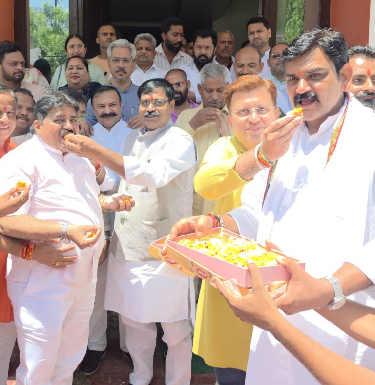 Uttar Pradesh : भाजपा की जीत पर बुलंदशहर में जश्न, कार्यकर्ताओं ने मनाई खुशी