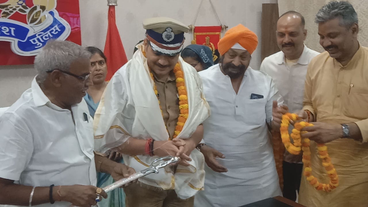 Uttar Pradesh : करणी सेना नेता हत्याकांड में पुलिस की तेज कार्रवाई, व्यापार मंडल ने किया सम्मान Uttar Pradesh : करणी सेना नेता हत्याकांड में पुलिस की तेज कार्रवाई, व्यापार मंडल ने किया सम्मान