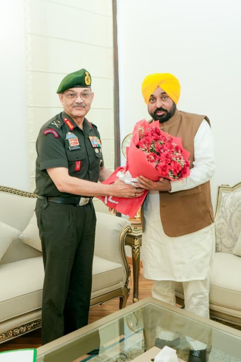 Punjab : मुख्यमंत्री ने पश्चिमी कमान के आर्मी कमांडर के साथ सीमावर्ती सुरक्षा, राहत कार्यों और ऑपरेशनल तैयारियों के बारे में विचार-विमर्श किया