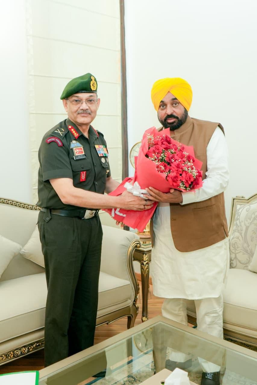 Punjab : मुख्यमंत्री ने पश्चिमी कमान के आर्मी कमांडर के साथ सीमावर्ती सुरक्षा, राहत कार्यों और ऑपरेशनल तैयारियों के बारे में विचार-विमर्श किया Punjab : मुख्यमंत्री ने पश्चिमी कमान के आर्मी कमांडर के साथ सीमावर्ती सुरक्षा, राहत कार्यों और ऑपरेशनल तैयारियों के बारे में विचार-विमर्श किया