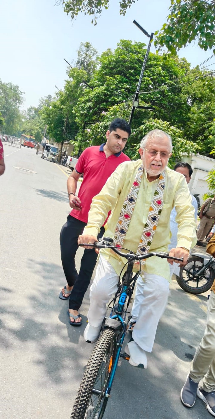 Uttar Pradesh : सीएम योगी की प्रेरणा से ईंधन बचत अभियान को मिली नई रफ्तार, साइकिल से विधानसभा पहुंचे वित्त मंत्री