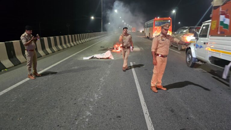 Uttar Pradesh : हापुड़ में एनएच-9 पर चलती बाइक में लगी आग, युवक की जिंदा जलकर मौत