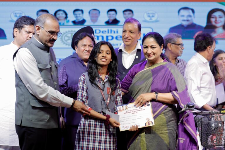 New Delhi : 500 से अधिक मेधावी छात्राओं को मिली साइकिलें, सीएम रेखा गुप्ता बोलीं- बेटियों की शिक्षा राष्ट्र के उज्ज्वल भविष्य की आधारशिला