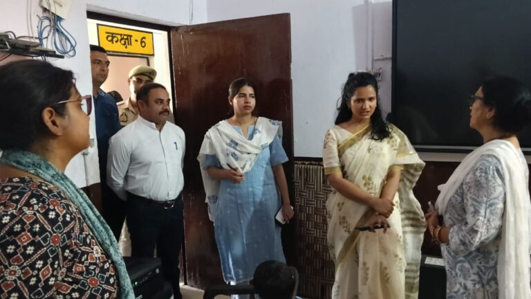Uttar Pradesh : हापुड़ CDO श्रुति शर्मा ने कस्तूरबा विद्यालय और विकास कार्यों का किया निरीक्षण