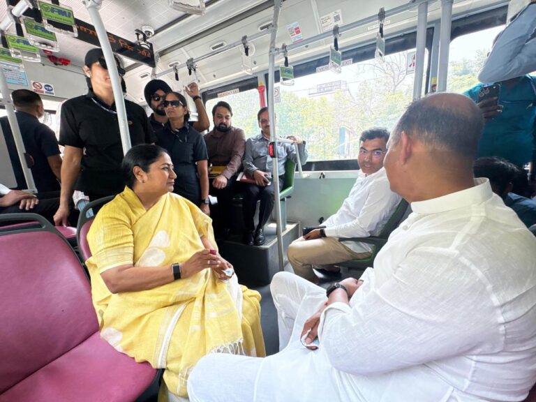 New Delhi : मेट्रो और डीटीसी बस से सफर कर रेखा गुप्ता ने दिया जनभागीदारी का संदेश