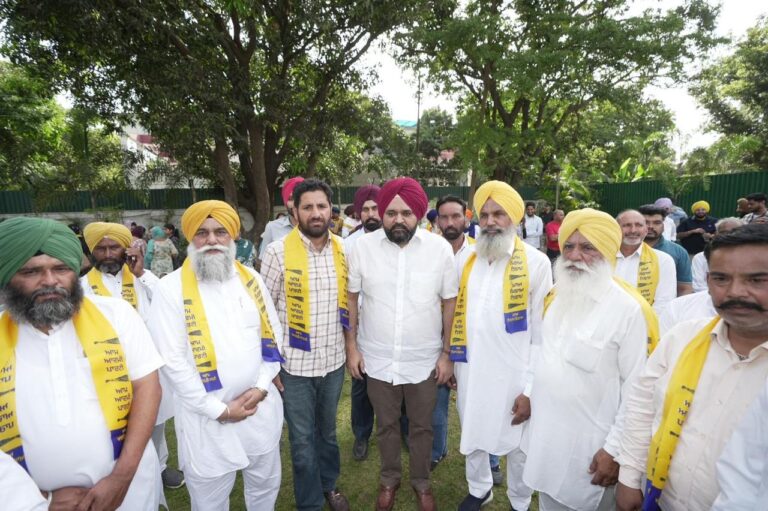 Punjab : बेअदबी विरोधी सख्त कानून से प्रभावित होकर अकाली दल और कांग्रेस के सैकड़ों नेता व कार्यकर्ता ‘आप’ में शामिल