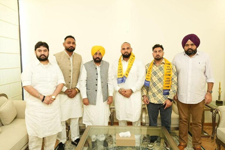 Punjab : विश्व प्रसिद्ध कबड्डी खिलाड़ी संदीप लुधड़ अपने साथियों के साथ आप में शामिल