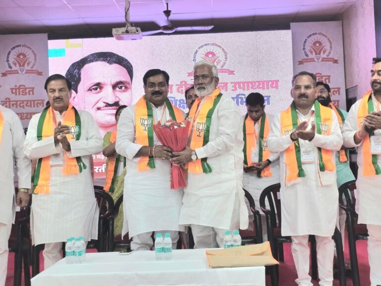 Uttar Pradesh : बुलंदशहर के खुर्जा में भाजपा का दो दिवसीय जिला प्रशिक्षण शिविर शुरू, जल शक्ति मंत्री स्वतंत्र देव सिंह ने किया शुभारंभ