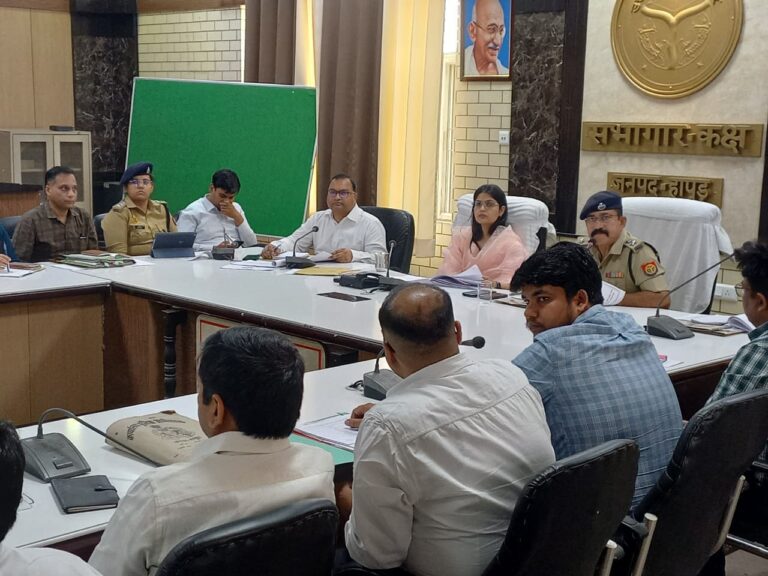 Uttar Pradesh : बकरीद पर्व को शांतिपूर्ण संपन्न कराने के लिए हापुड़ डीएम-एसपी ने की बैठक
