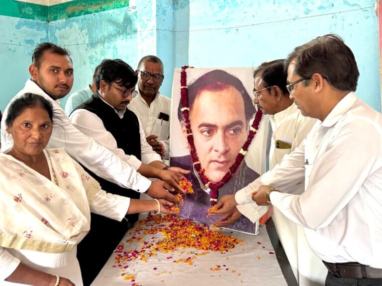 Uttar Pradesh : बुलंदशहर में कांग्रेस कार्यकर्ताओं ने पूर्व प्रधानमंत्री राजीव गांधी को शहादत दिवस पर दी श्रद्धांजलि