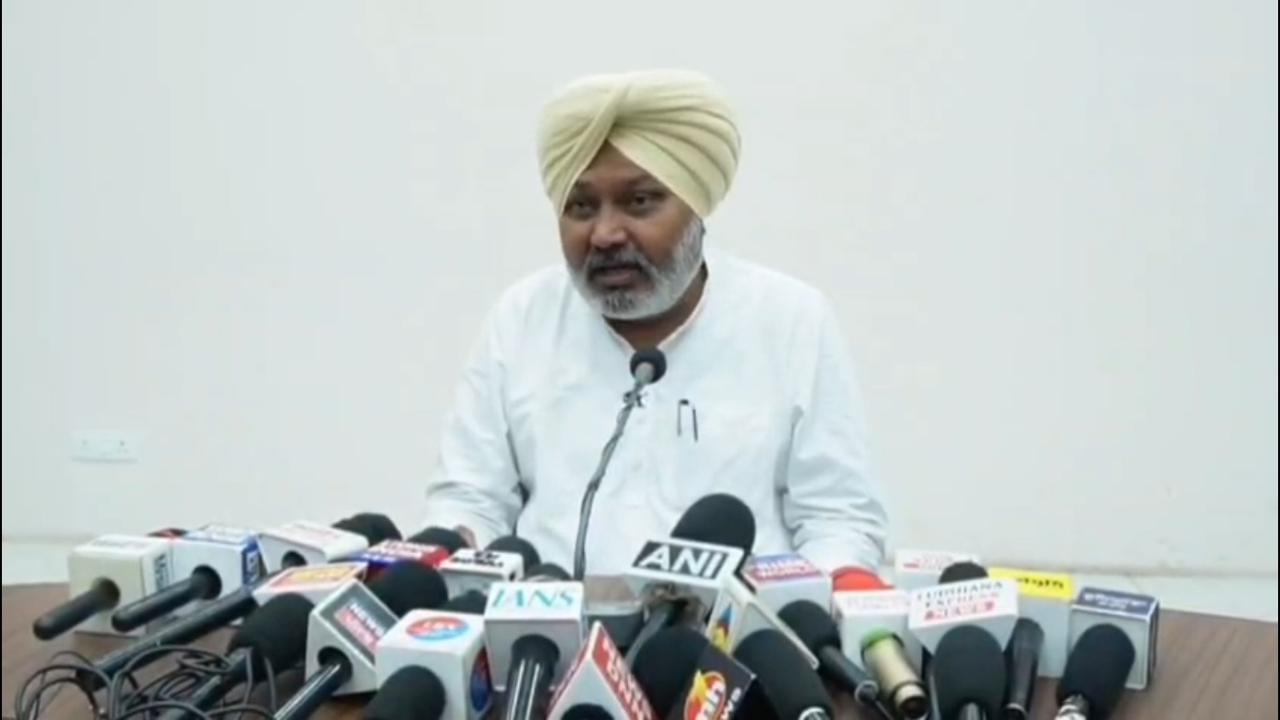 Punjab : पंजाब सरकार से बातचीत के बाद सफाई कर्मचारियों ने वापस ली हड़ताल- हरपाल चीमा Punjab : पंजाब सरकार से बातचीत के बाद सफाई कर्मचारियों ने वापस ली हड़ताल- हरपाल चीमा