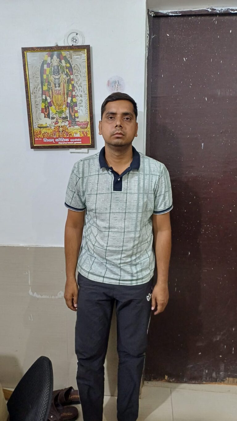 Uttar Pradesh : बुलंदशहर में लेखपाल परीक्षा में पकड़ा गया मुन्ना भाई, दूसरे की जगह दे रहा था परीक्षा