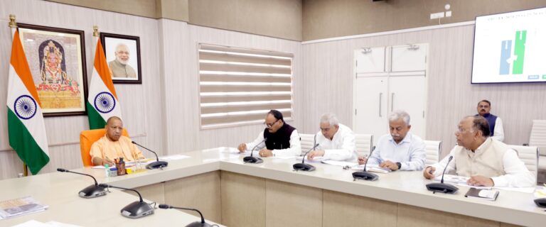 Uttar Pradesh : स्वास्थ्य सेवाओं के विस्तार को गुणवत्ता और आधुनिक तकनीक से जोड़ें- मुख्यमंत्री