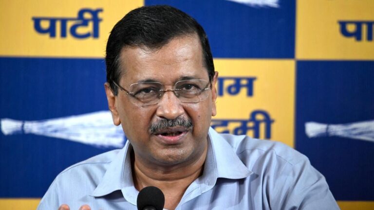 New Delhi : देश में किस तरह की सरकार है जो एक पेपर ठीक से नहीं करा पा रही- केजरीवाल