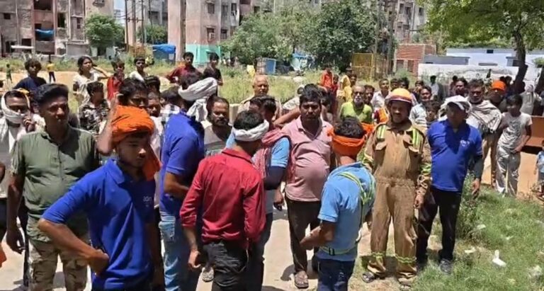 Uttar Pradesh : बुलंदशहर के खुर्जा में पीएनजी पाइपलाइन में लगी आग से मचा हड़कंप, बड़ा हादसा टला