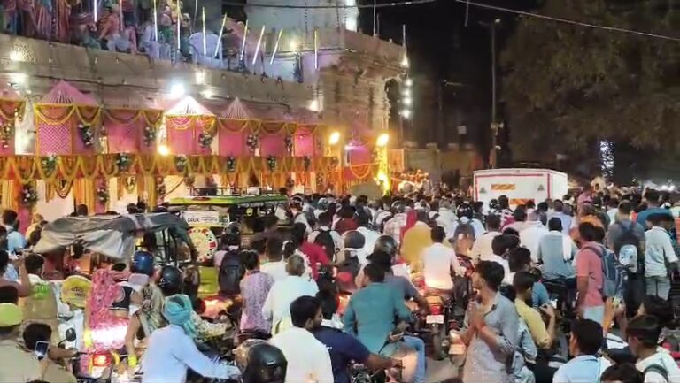 Uttar Pradesh : मथुरा के गोवर्धन में अधिक मास मेला ; आस्था का सैलाब उमड़ा, यातायात व्यवस्था ध्वस्त