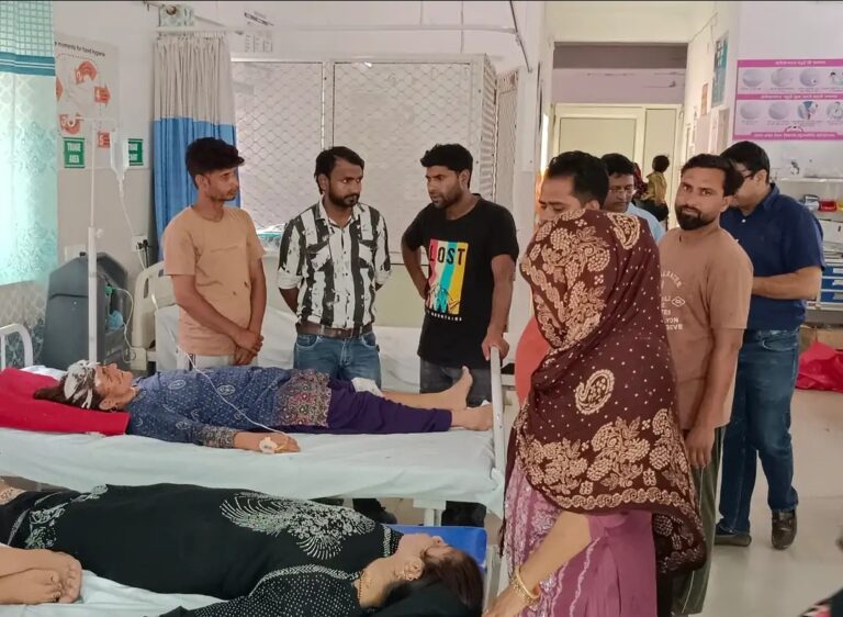 Uttar Pradesh : हापुड़ में तेज रफ्तार ट्रक ने ऑटो को मारी टक्कर, छह महिलाएं गंभीर घायल