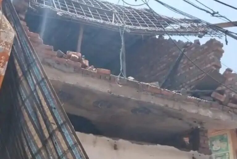 Uttar Pradesh : हापुड़ के गोल मार्केट में निर्माणाधीन भवन की शटरिंग गिरी, बड़ा हादसा टला