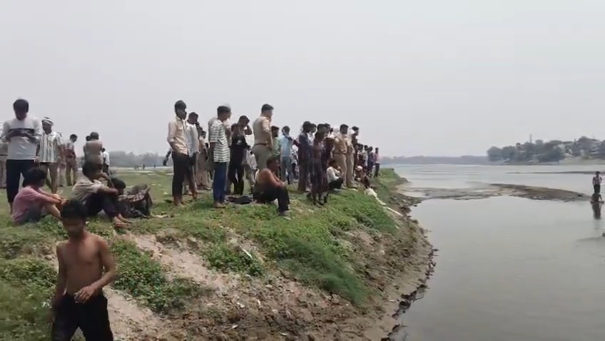 Uttar Pradesh : आगरा में बड़ा हादसा, यमुना में डूबे छह युवक-युवतियां और किशोर, चार की मौत Uttar Pradesh : आगरा में बड़ा हादसा, यमुना में डूबे छह युवक-युवतियां और किशोर, चार की मौत
