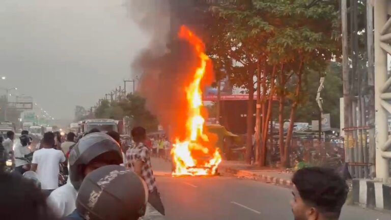 Uttar Pradesh : हापुड़ में हाईवे-9 पर चलती टाटा हैरियर कार बनी आग का गोला, परिवार ने कूदकर बचाई जान