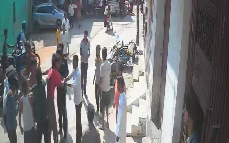 Uttar Pradesh : हापुड़ में ड्यूटी जा रहे फैक्ट्री कर्मचारी पर चाकू से हमला, वीडियो वायरल