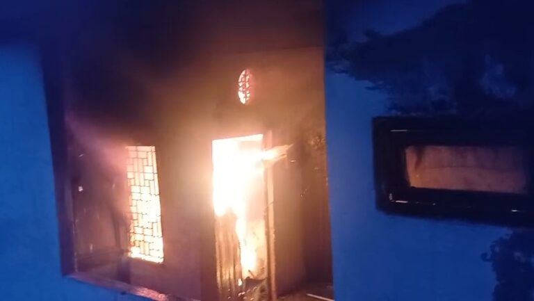 Uttar Pradesh : हापुड़ में राजीव विहार के मकान की तीसरी मंजिल पर लगी भीषण आग, शॉर्ट सर्किट की आशंका
