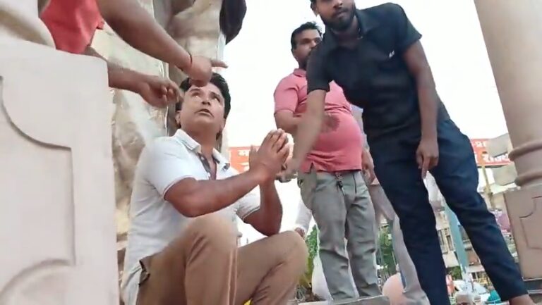 Uttar Pradesh : हापुड़ में आपत्तिजनक टिप्पणी से तनाव, समझौते के बाद मामला हुआ शांत, VIDEO VIRAL