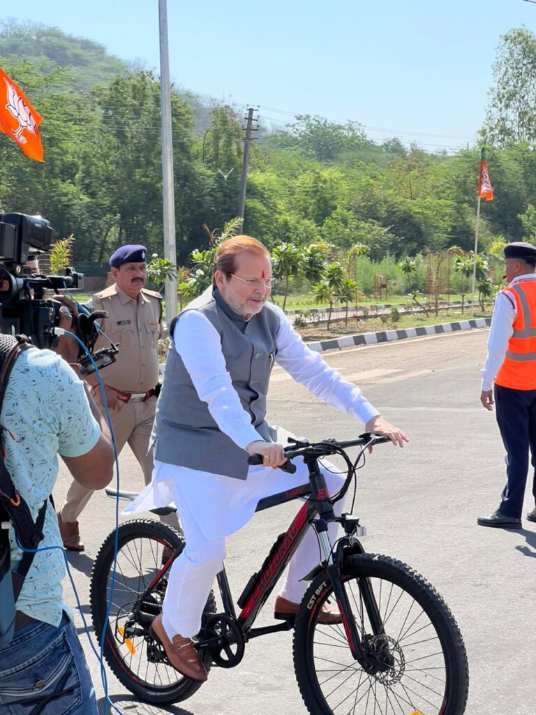 Arvind Sharma Cycle Panchkula: प्रधानमंत्री की अपील का असर, साइकिल से पंचकमल पहुंचे कैबिनेट मंत्री डॉ अरविंद शर्मा