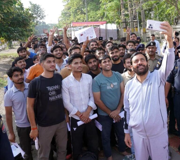 Haryana Police Recruitment: पुलिस भर्ती पीएमटी में व्यवस्थाओं का निरीक्षण करने स्वयं पहुंचे नायब सिंह सैनी, अभ्यर्थियों ने मुख्यमंत्री के साथ सेल्फी भी ली