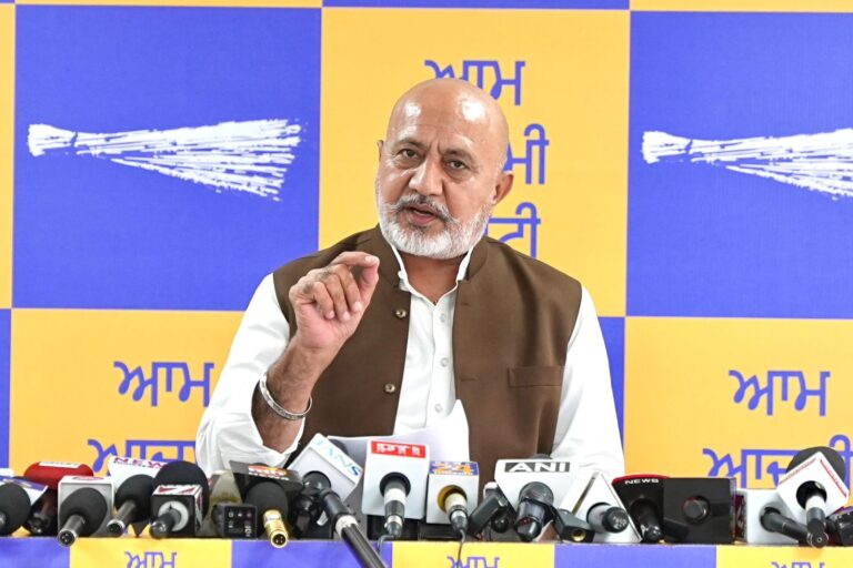 Punjab Politics: पंजाब पुलिस पर टिप्पणी को लेकर गरमाई राजनीति, बलतेज पन्नू ने रवनीत सिंह बिट्टू पर साधा निशाना