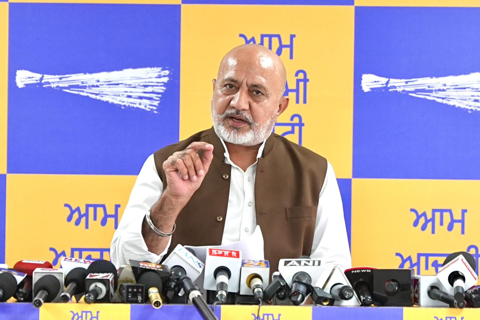 Punjab Politics: पंजाब पुलिस पर टिप्पणी को लेकर गरमाई राजनीति, बलतेज पन्नू ने रवनीत सिंह बिट्टू पर साधा निशाना Punjab Politics: पंजाब पुलिस पर टिप्पणी को लेकर गरमाई राजनीति, बलतेज पन्नू ने रवनीत सिंह बिट्टू पर साधा निशाना