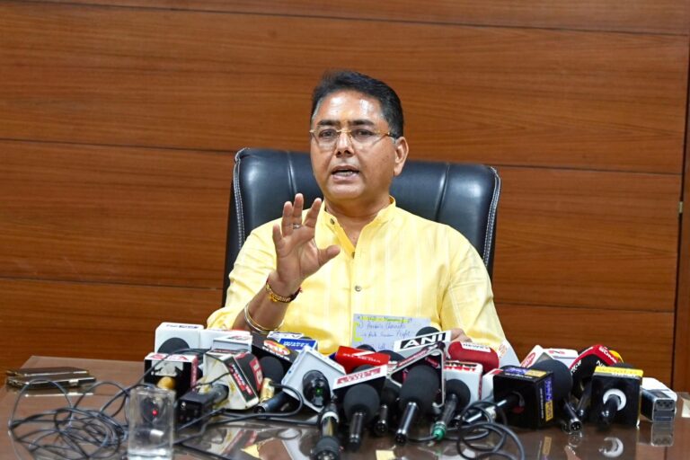 Punjab Politics: रवनीत बिट्टू और अमन अरोड़ा के बीच बयानबाजी तेज, निजी आरोपों से पंजाब की राजनीति गरमाई