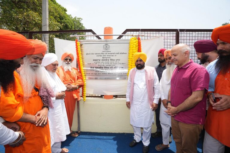 Punjab: मुख्यमंत्री भगवंत मान ने जालंधर में हॉकी स्टेडियम में नए एस्ट्रोटर्फ का किया उद्घाटन, खेल और विकास को लेकर कई बड़ी घोषणाएं