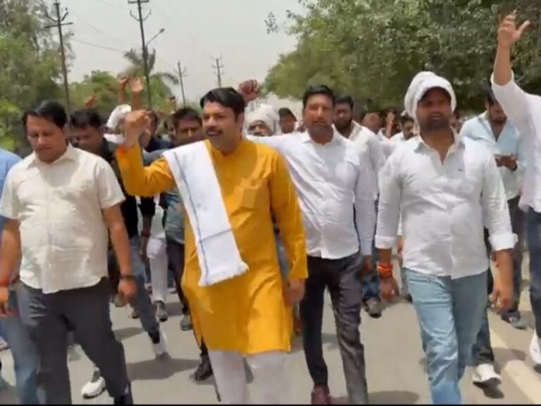 Dankaur Electricity House: दनकौर बिजली घर में शराब पार्टी का वीडियो वायरल, एसडीओ पर बदले की कार्रवाई के आरोप में प्रदर्शन