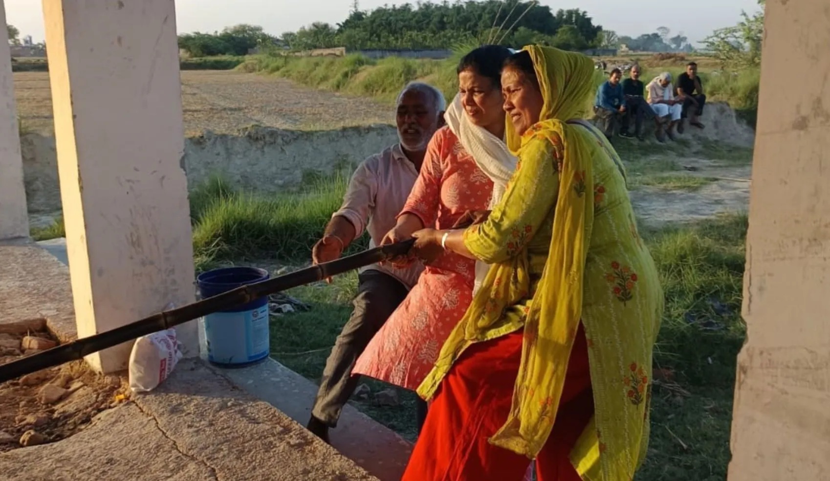 Uttar Pradesh : बेटियों ने निभाया अंतिम फर्ज, हापुड़ में परंपराओं को चुनौती देती भावुक घटना Uttar Pradesh : बेटियों ने निभाया अंतिम फर्ज, हापुड़ में परंपराओं को चुनौती देती भावुक घटना