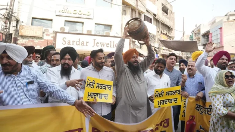 Punjab : ‘आप’ के ‘ट्रेड विंग’ ने गैस सिलेंडर की कीमतों में बढ़ोतरी के खिलाफ घंटा घर पर विरोध प्रदर्शन किया