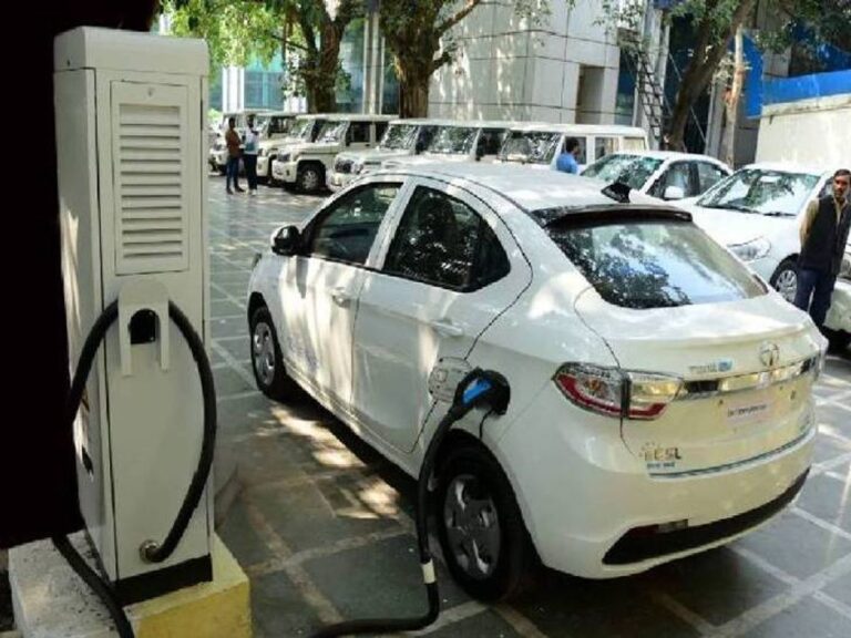 Noida EV Charging Project: शहर में बनेंगे 81 ईवी चार्जिंग स्टेशन, प्राधिकरण जल्द जारी करेगा टेंडर