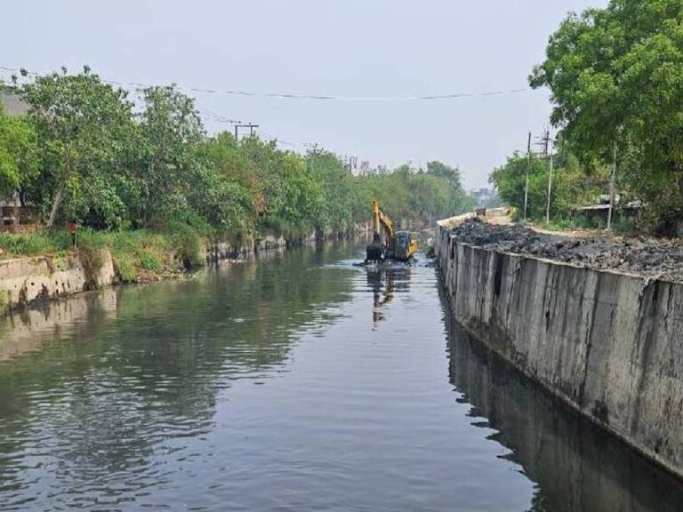 Noida Drain Cleaning: नोएडा में मानसून से पहले नालों की सफाई अधूरी, जलभराव होने पर सीनियर मैनेजर होंगे सस्पेंड