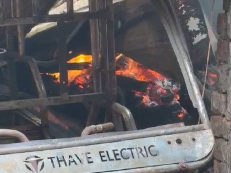  Noida Fire: नोएडा के मोरना गांव में कबाड़ की दुकानों में भीषण आग, दमकल की 4 गाड़ियों ने पाया काबू