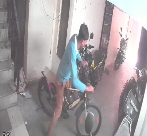 Laxmi Nagar Theft, Delhi Cycle Theft, CCTV Theft Video