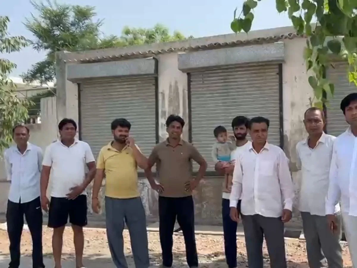 Greater Noida: ग्रेटर नोएडा के बरसात गांव में अधूरी सड़क को लेकर ग्रामीणों का प्रदर्शन, प्राधिकरण और ठेकेदार पर लगाए आरोप Greater Noida: ग्रेटर नोएडा के बरसात गांव में अधूरी सड़क को लेकर ग्रामीणों का प्रदर्शन, प्राधिकरण और ठेकेदार पर लगाए आरोप