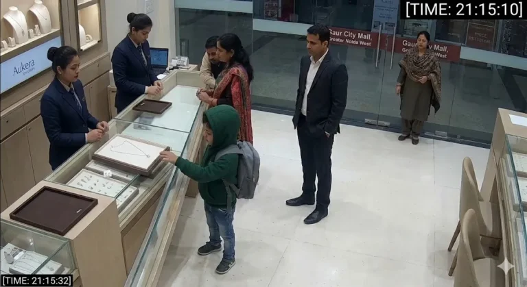 Gaud City Mall Theft: गौड़ सिटी मॉल के ज्वेलरी शोरूम में चोरी, नन्हे चोर ने उड़ाई डायमंड पेंडेंट चेन, महिला के साथ फरार