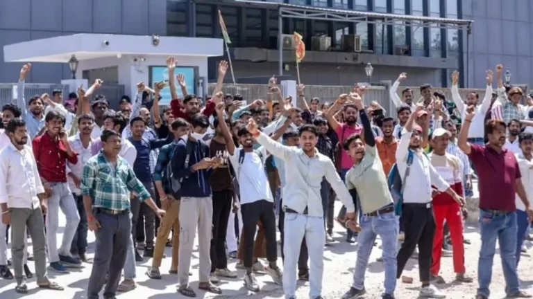 Noida Airport jobs: नोएडा एयरपोर्ट पर नौकरी में कम वेतन को लेकर युवाओं का प्रदर्शन, 30 हजार वेतन की मांग