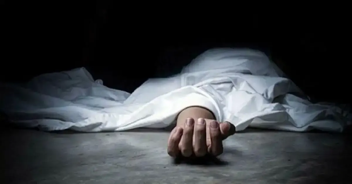 Noida: सेक्टर-42 के पास लहूलुहान हालत में मिला युवक का शव, हादसा या हत्या में उलझी जांच Noida: सेक्टर-42 के पास लहूलुहान हालत में मिला युवक का शव, हादसा या हत्या में उलझी जांच