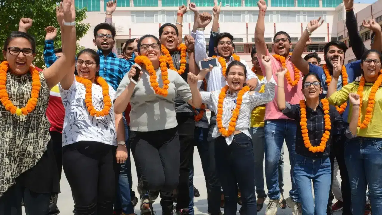 CBSE 12th Result 2026: नोएडा रीजन में लड़कियों ने मारी बाजी, 85.93% रहा रिजल्ट CBSE 12th Result 2026: नोएडा रीजन में लड़कियों ने मारी बाजी, 85.93% रहा रिजल्ट