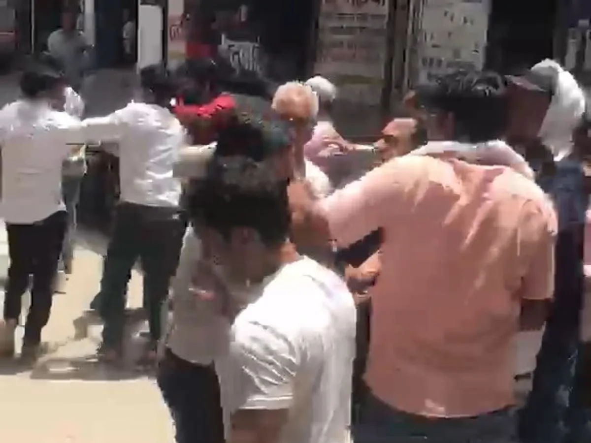 Greater Noida: ग्रेटर नोएडा में NPCL कर्मचारियों और ग्रामीणों के बीच मारपीट, बिजली जांच को लेकर हुआ विवाद Greater Noida: ग्रेटर नोएडा में NPCL कर्मचारियों और ग्रामीणों के बीच मारपीट, बिजली जांच को लेकर हुआ विवाद