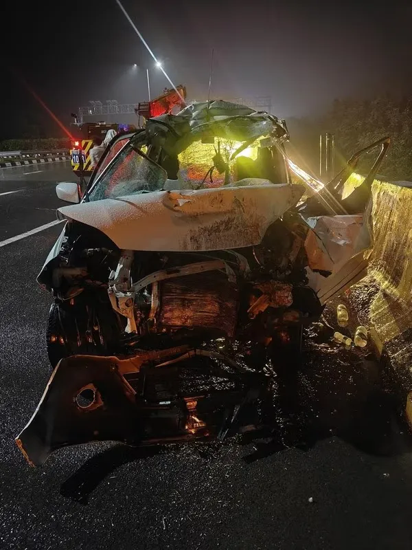 Eastern Peripheral Highway Accident: ट्रक से टकराई तेज रफ्तार कार, दंपति समेत 3 की मौत, बच्ची घायल