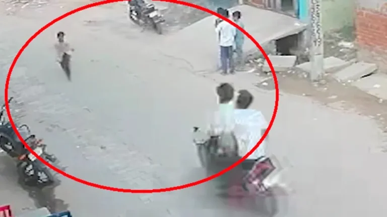 Noida Accident: तेज रफ्तार बाइक की टक्कर से 5 साल की बच्ची की मौत, CCTV में कैद हुआ हादसा