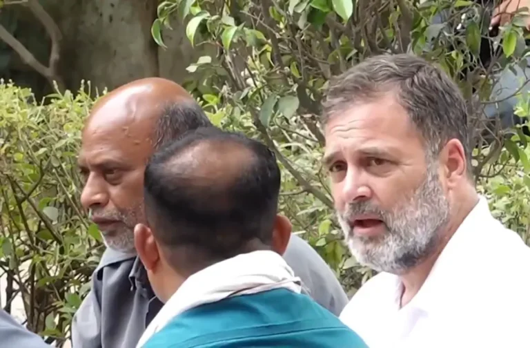 Rahul Gandhi: कांग्रेस सांसद राहुल गांधी ने ऑटो ड्राइवर्स के साथ किया लंच, ड्राइवर बोले- “हमारी समस्याएं संसद में उठाने का दिया भरोसा”