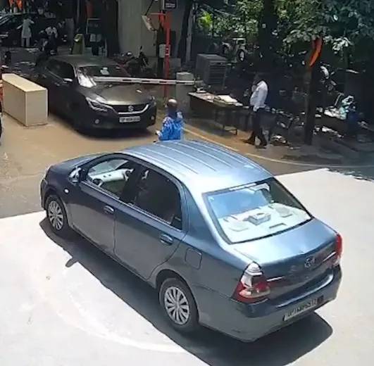 Noida Society Violence: रजत विहार में युवक ने तोड़ा बैरियर, बुजुर्ग गार्ड से मारपीट, वीडियो वायरल पर पुलिस की कार्रवाई